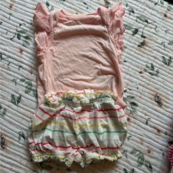 Baby GAP Mix and Match Ruffle Body Suit & Bloomer Sets (6 outfits) - Picture 8 of 13